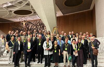 Erzbischof Franz Lackner, die Diözesanbischöfe Wilhelm Krautwaschl und Josef Marketz (Referatsbischof für Synodalität) und Weihbischof Johannes Freitag (BIschofsvikar für Synodalität) mit den österreichischen Vertreterinnen und Vertretern der Synoden