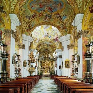 Innenansicht Basilika / Pfarre Graz-Mariatrost  Der Prunk soll einen kleinen Einblick in den Himmel gewähren.